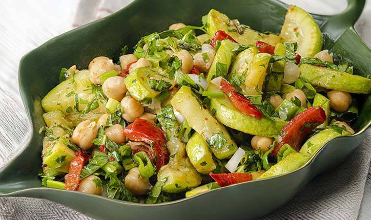 Hafif, lezzetli ve sağlıklı: Kabaklı nohut salatası tarifi
