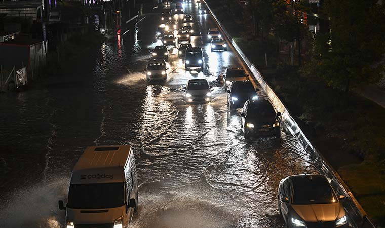 Ankara'da sağanak yağış hayatı olumsuz etkiledi: ABB'den açıklama geldi