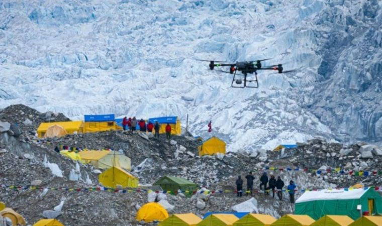 12 dakika sürdü... Dünyanın zirvesine ilk 'insansız' teslimat!