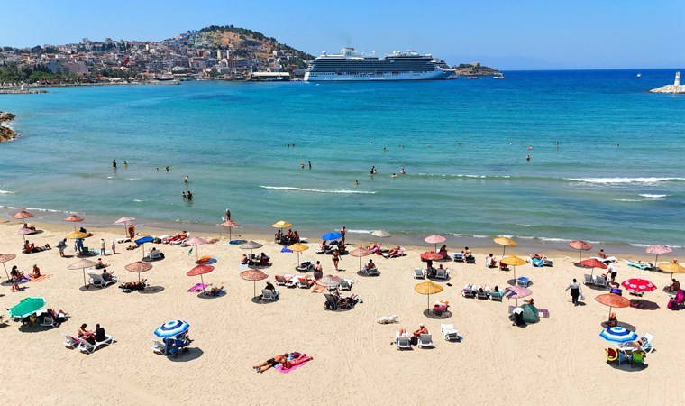 Kuşadası plajlarında ücretsiz şezlong ve şemsiye hizmeti başladı