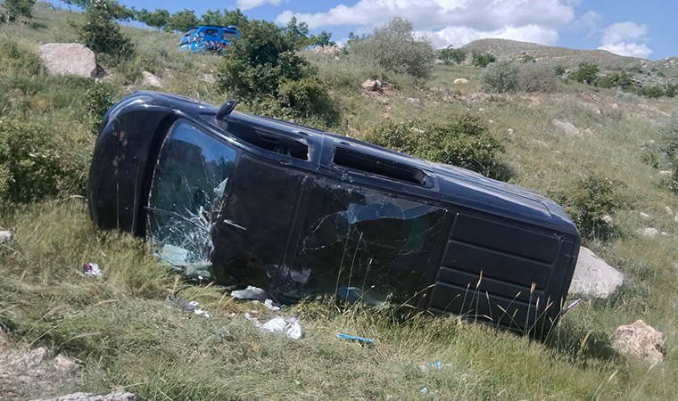 YKS dönüşü feci kaza! Tunceli'de İlçe Milli Eğitim Müdürü'nün kullandığı kamyonet şarampole yuvarlandı: 4 yaralı