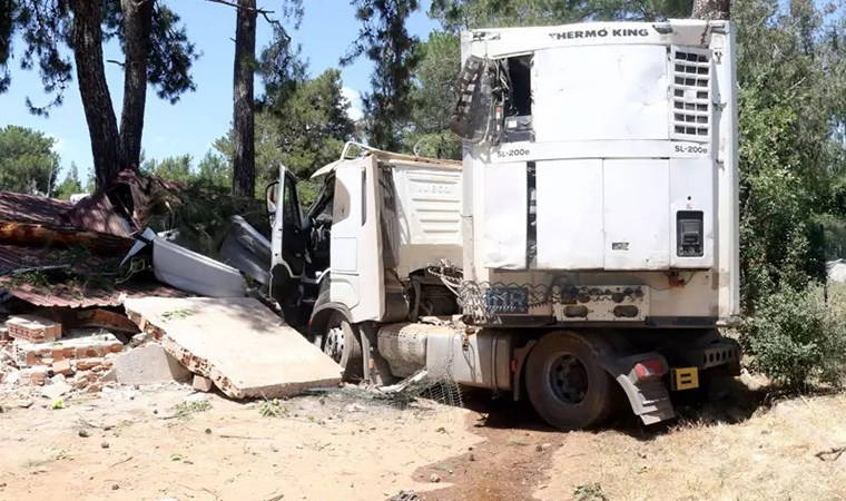 TIR, balık üretim tesisi lojmanının odunluğuna girdi: 1 yaralı