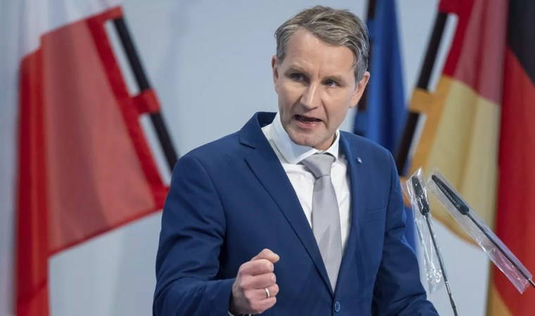 Alman siyasetçiye ikinci kez para cezası: 'Yasaklı Nazi sloganı'