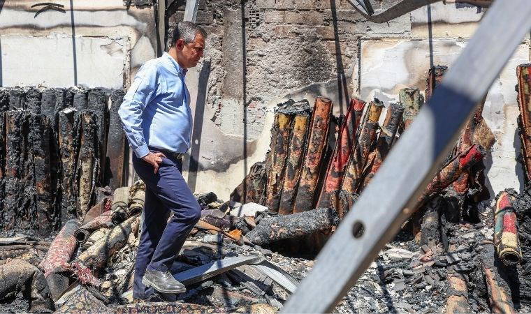 CHP lideri Özgür Özel Selçuk’ta yanan ormanlık alanı inceledi