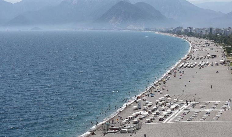 Antalya'da sıcaktan bunalanlar sahillerde yoğunluk oluşturdu