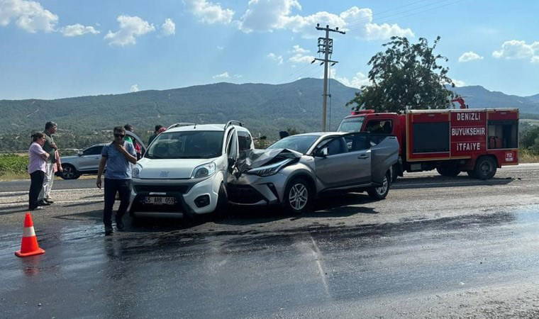 Denizli'de feci kaza... Aynı yöne giden 2 otomobil çarpıştı: 6 yaralı