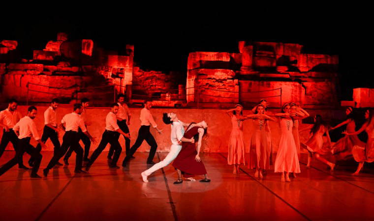 'Zorba' balesi izleyici rekoru kırdı: Uluslararası Efes Opera ve Bale Festivali'nde sanat rüzgarı...