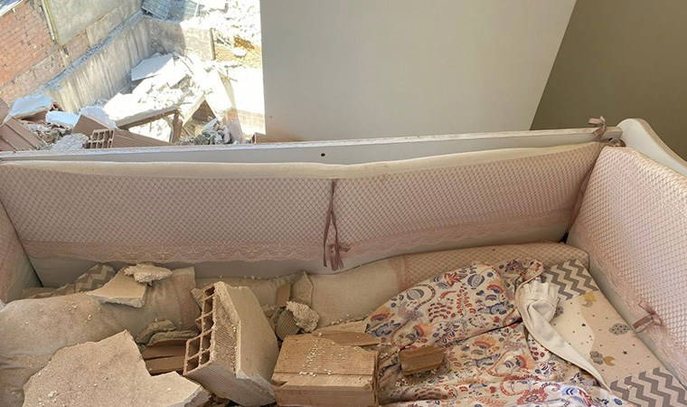 Sultangazi'de yıkım çalışması sırasında bitişikteki bina zarar gördü