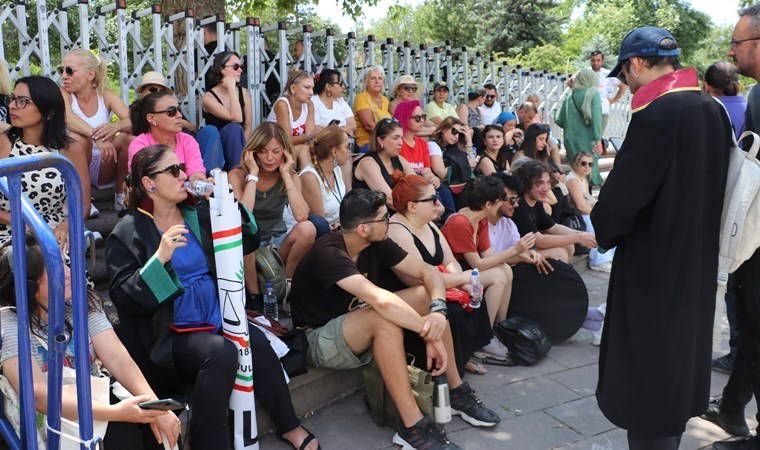 Hayvan hakları savunucuları Meclis önünde toplandı