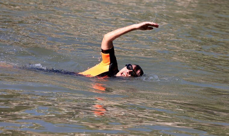 Kirlilik tartışmaları gündem olmuştu: Paris Belediye Başkanı Sen Nehri'nde yüzdü!