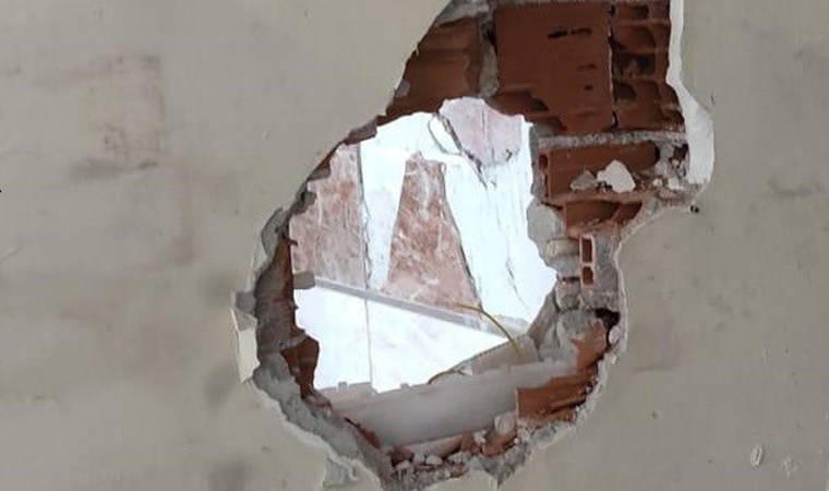 Duvarı delerek girdikleri işyerinde 'milyonluk vurgun' yaptılar