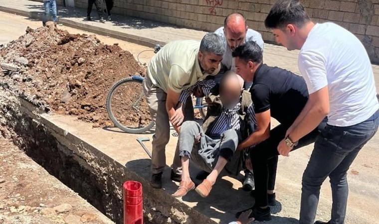 Yaşlı adam alt yapı çukuruna düştü
