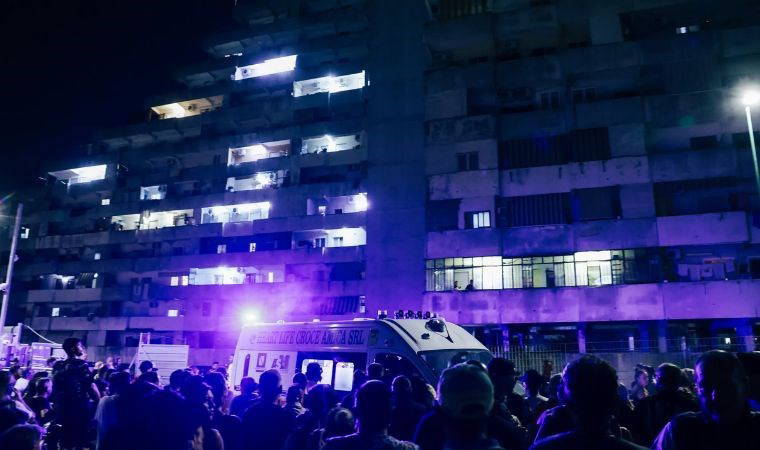 Bir sitede yaya geçidi çöktü: Ölü ve yaralılar var!