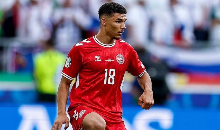 Sağ bek arayışı devam ederken... Galatasaray'dan sürpriz transfer hamlesi!