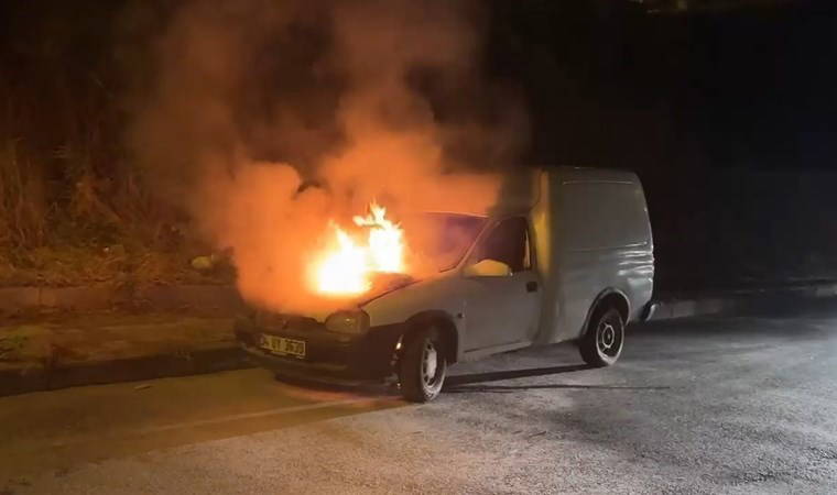 Hafif ticari aracın motoru alev alev yandı