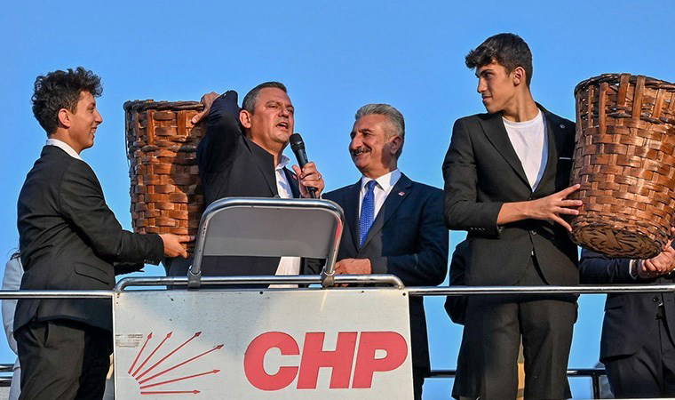 'Küfeyi' sırtına aldı