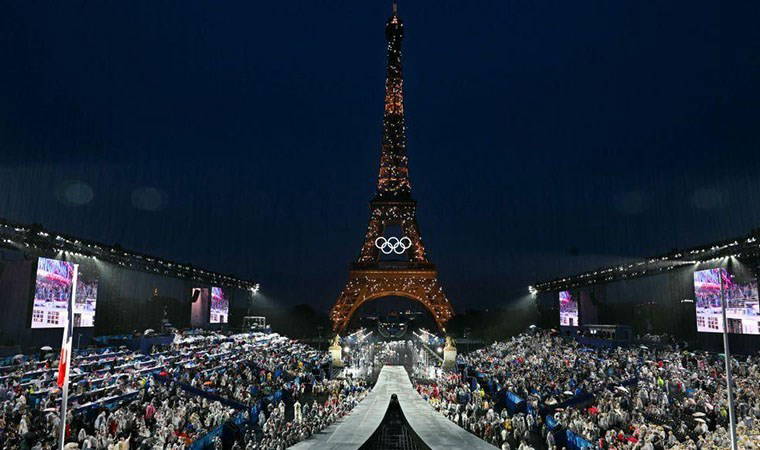 Olimpiyatlar, Paris’te yağan yağmurun altında nehirde geçit töreni ve konserlerle başladı