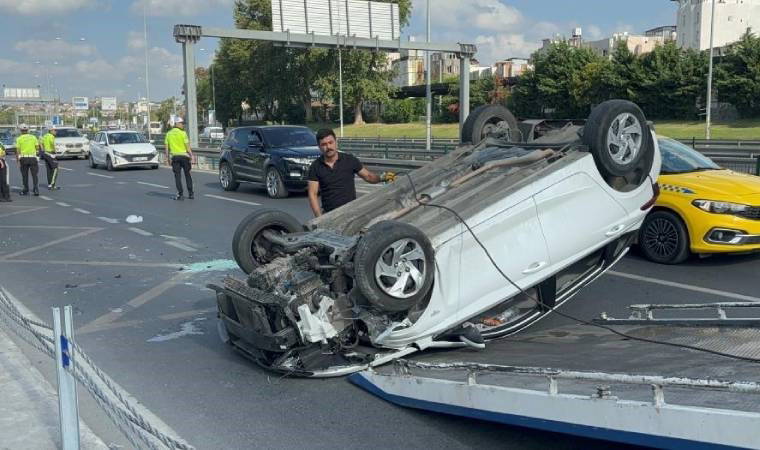 Fatih’te bariyerlere çarpan otomobil takla attı