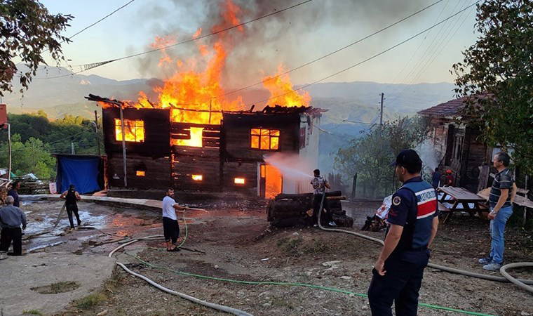 2 katlı ahşap ev yandı: Anne ile kızını komşu kurtardı