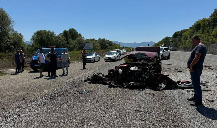 Minibüs ile otomobil çarpıştı: Yaralılar var!