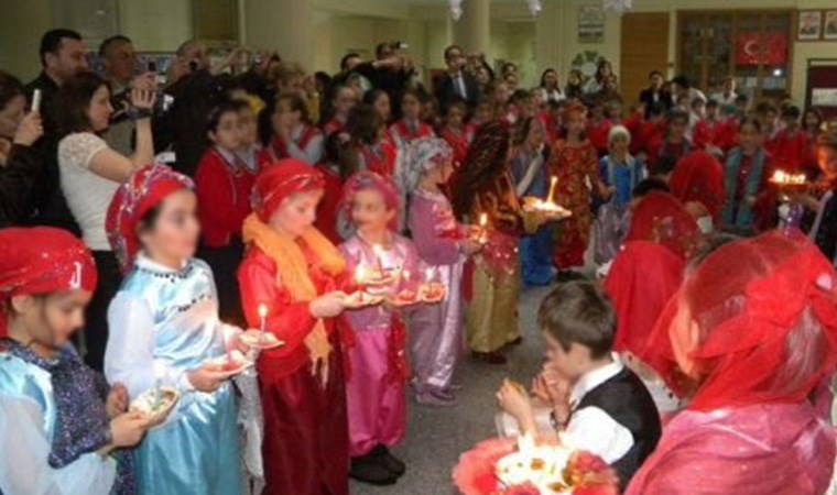 Bir ilkokulda yapılan ‘Kültür Şenliği’ adı altındaki etkinlik tepki çekti: Çocuklara ‘kına gecesi’ gösterisi