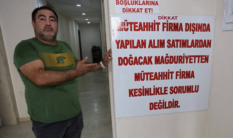 'Dolandırıldım' diyerek önce dairenin kapısını betonla kapattı, sonra 'afişli' tepki gösterdi