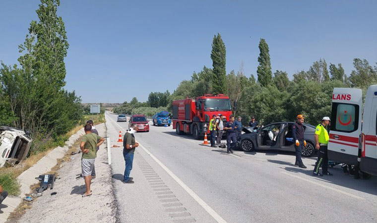 Sivas’ta otomobil ile pikap çarpıştı: 1 ölü 5 yaralı