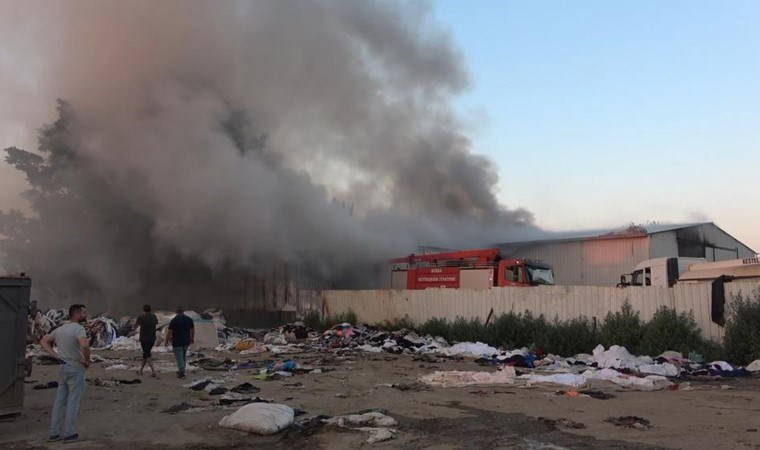 Geri dönüşüm fabrikasında yangın: Müdahale sürüyor