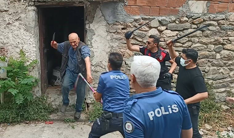 Evini temizlemek isteyenlere direndi: Polisi de bıçakladı