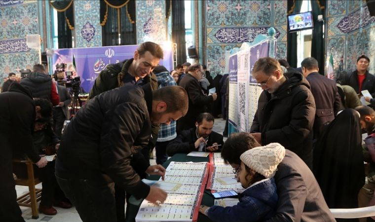 İran’da halk cumhurbaşkanlığı seçimlerinin ikinci turu için sandık başında