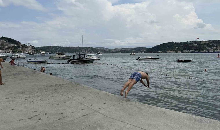 Özel plaja giremeyen yurttaş İstanbul Boğazı’na daldı