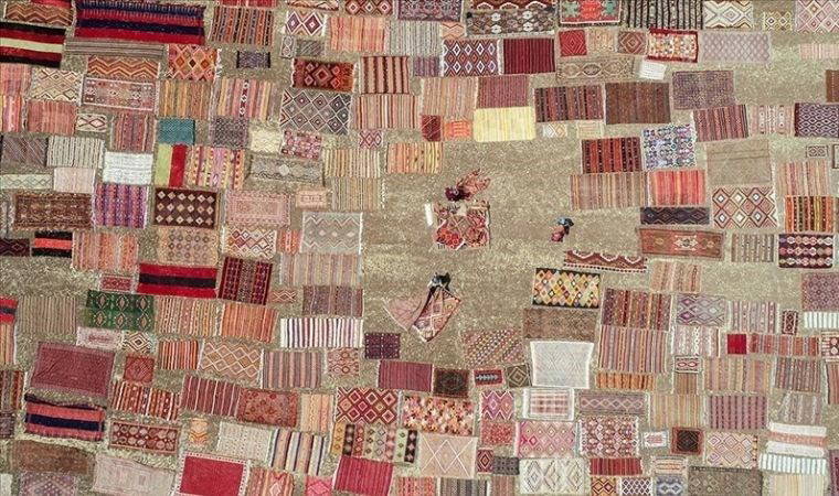 Kadın işçilerinin emekleri tarlaları süslüyor! El dokuması ve halılar pastelleşme için serildi