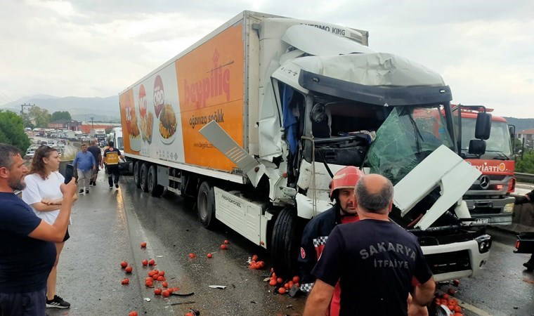 Sakarya’da 4 araç birbirine girdi: Yaralılar var!