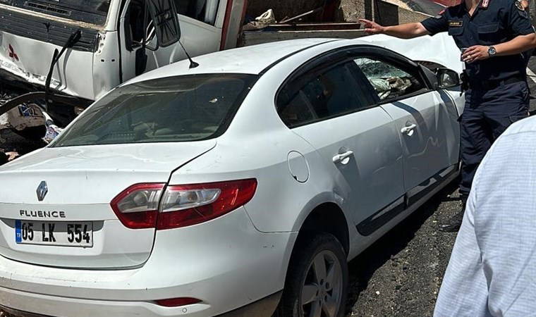 Adıyaman'da kamyonetle otomobil çarpıştı: 1 ölü, 3 yaralı (06 Temmuz 2024)