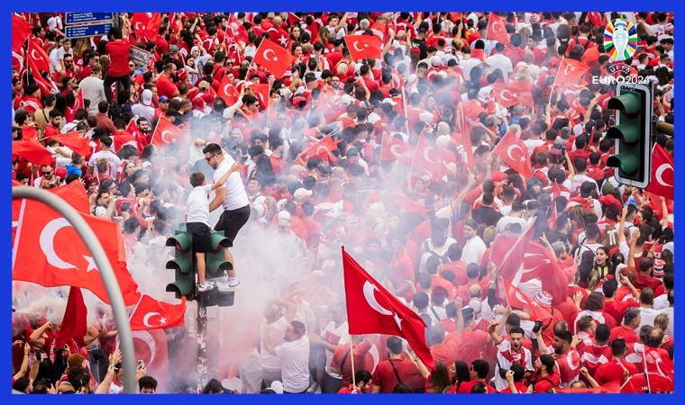 Hollanda maçı öncesi A Milli Takım'a büyük destek: Berlin sokakları kırmızı-beyaz!