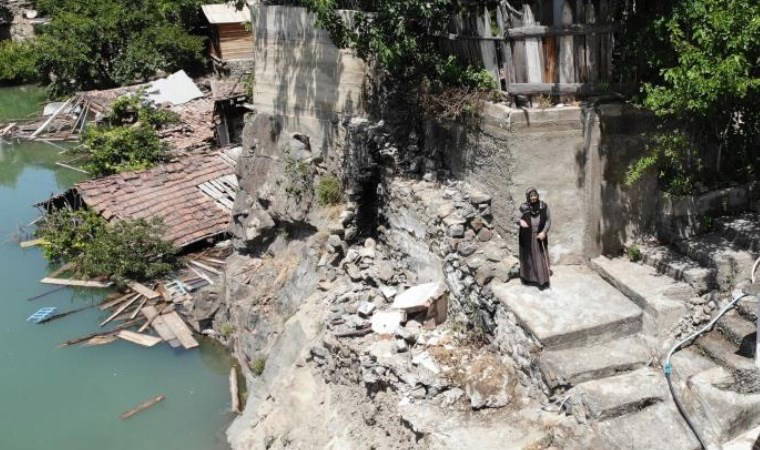 Baraj suları evinin duvarına dayandı