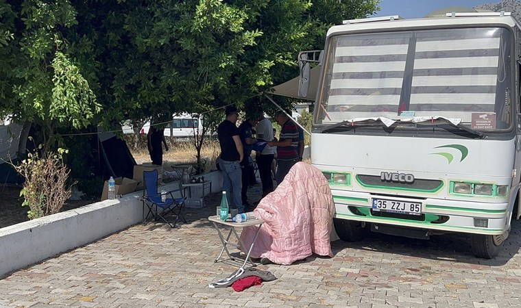 Arkadaşını sandalye üzerinde ölü buldu!