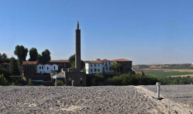 Diyarbakır'da UNESCO listesindeki tarihi surlara çiviler çakıldı