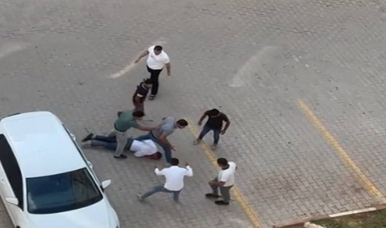 Kameralara yansıdı... Baba ve oğlunu darbettiler!