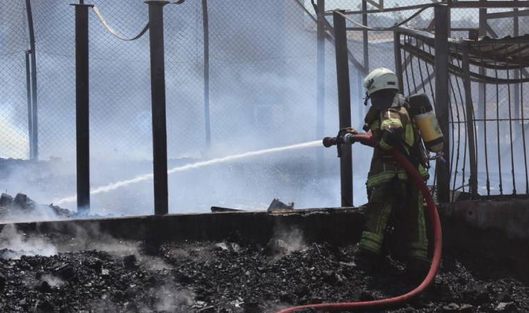 İzmir’de korkutan yangın: 3 fabrika, 5 araç zarar gördü