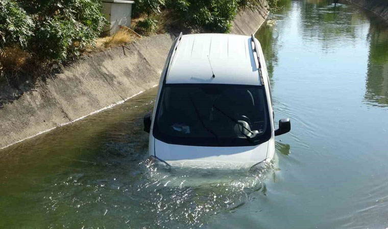 Sulama kanalına uçan araçtan burnu bile kanamadan çıktı