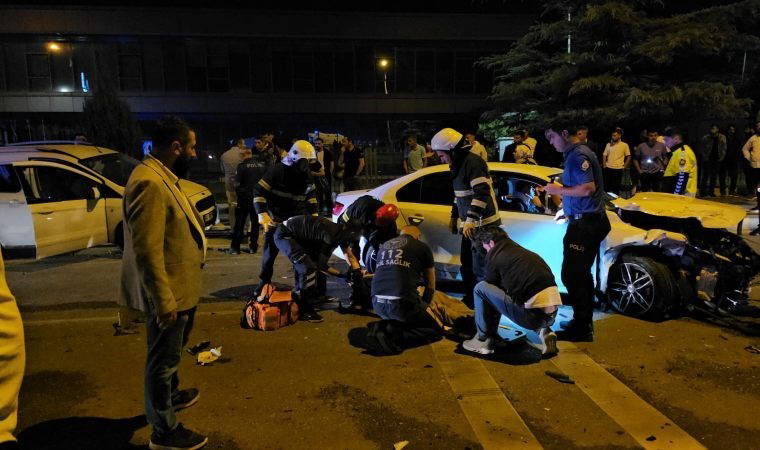 Çorum'da otomobil park halindeki araca çarptı: 3 yaralı