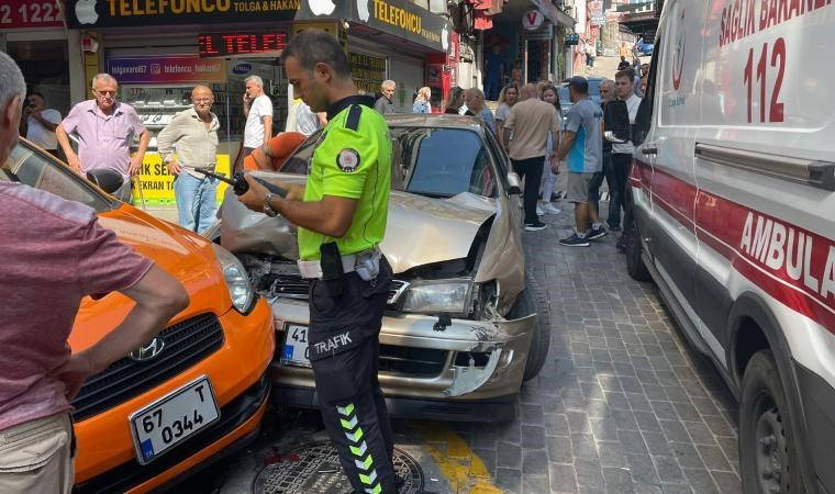 Fenalaşan sürücü, önce yayaya ardından kamyonet ve taksiye çarptı
