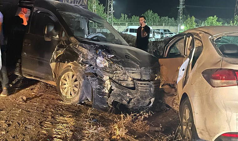 Batman’da hafif ticari araç ile otomobil çarpıştı: 8 yaralı