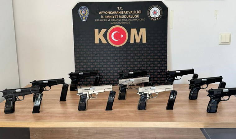 Otomobilin bagajında ruhsatsız 10 tabanca ele geçirildi