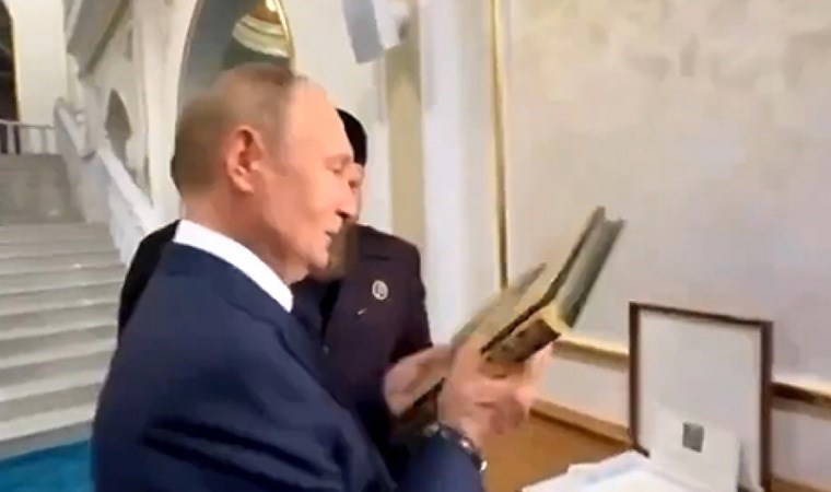 Putin, kendisine hediye edilen Kuran'ı öptü