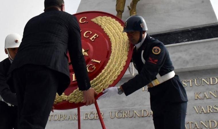 Yankı Bağcıoğlu: Bakanlarımızdan TSK’nin milli bayramlarda çelenk sunabilmesine imkân sağlayacak bir yönetmelik değişikliği bekliyoruz