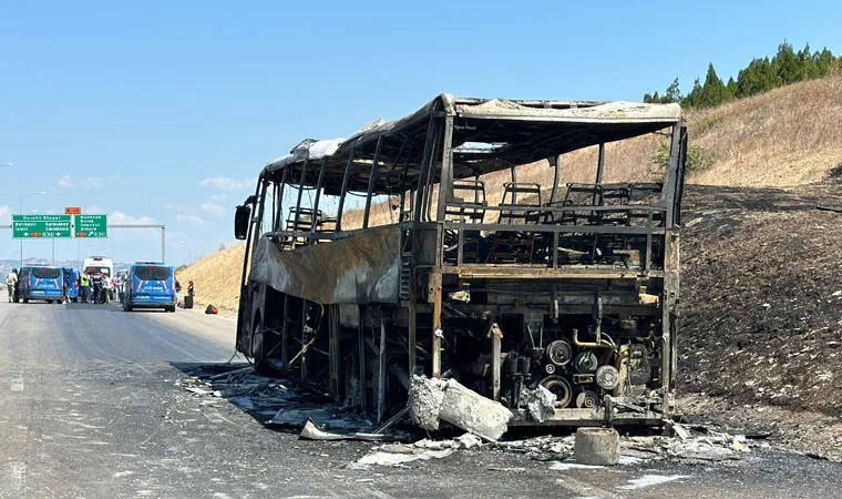 Bursa'da seyir halindeyken alev alan yolcu otobüsü yandı