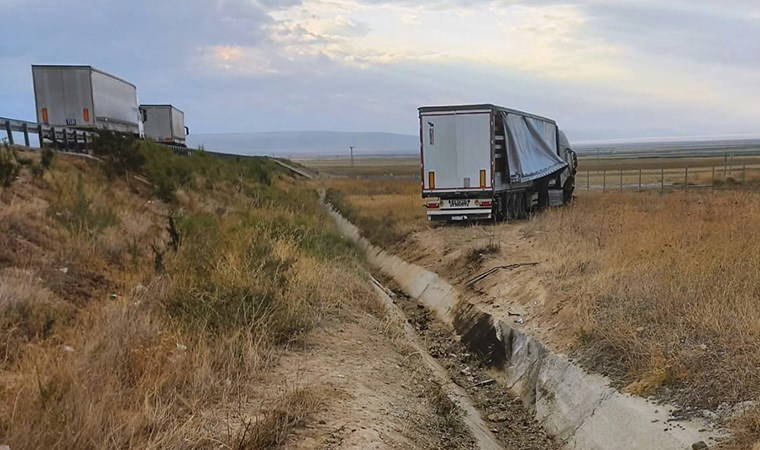 Konya’da yoldan çıkan TIR tarlaya girdi: 1 yaralı