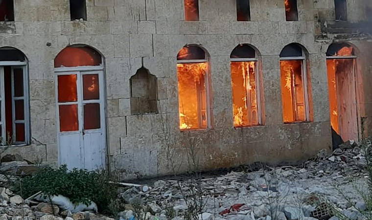 Hatay'da depremde ağır hasar alan 2 katlı bina yandı